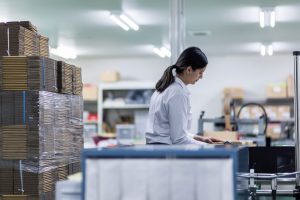 物流倉庫で行う流通加工って？ 業務の内容や種類について
